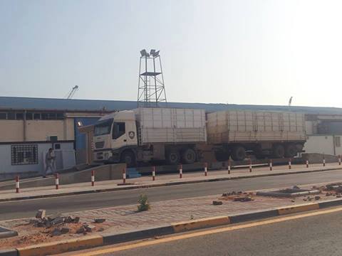 تنفيذ موازين بالقرب من بوابة الميناء