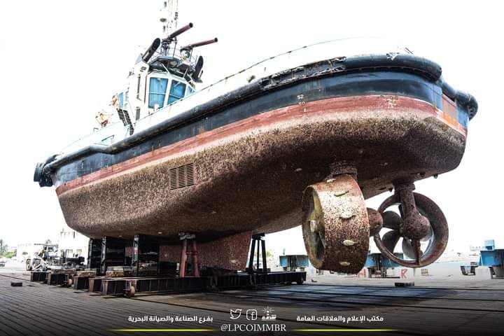 صيانة قاطرة الزروق التابعة لميناء المنطقة الحرة مصراتة