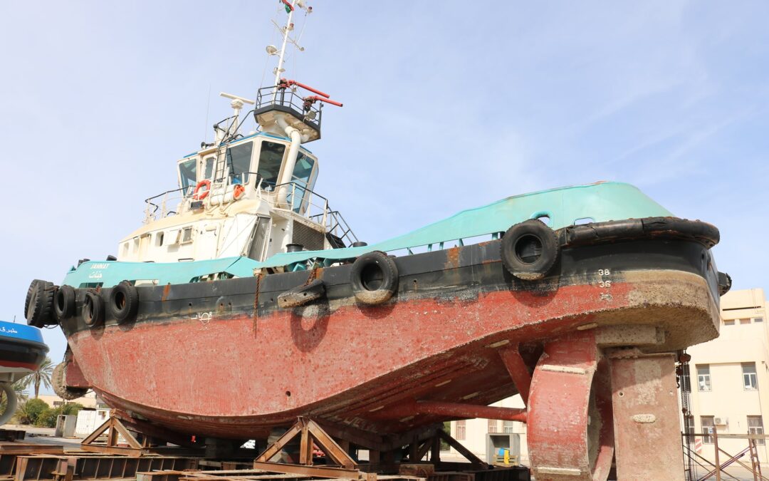 تم خلال الأيام الماضية تحويض القاطرة (جنات) التابعة لميناء المنطقة الحرة بمصراتة في دار الصناعة و الصيانة البحرية، وذلك لاجراء عملية الصيانة واعادة تشغيلها بعد تعرضها لحادث الاصطدام من قبل احدى السفن الراسية بميناء المنطقة الحرة بمصراتة في الاشهر السابقة .