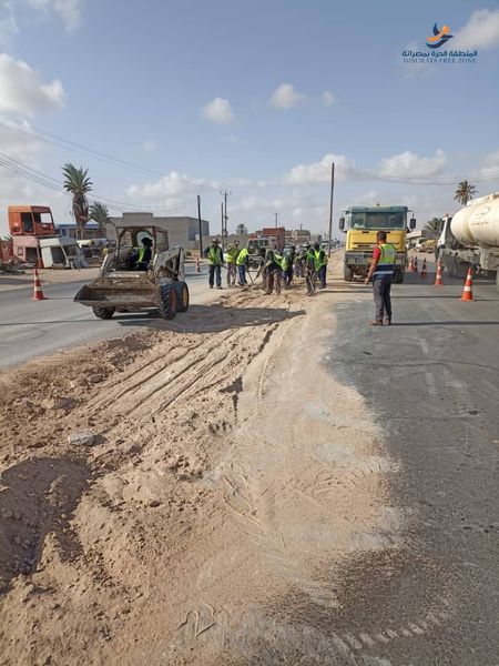 تواصل أعمال مشروع صيانة وتطوير طريق النقل الثقيل بمدينة مصراتة