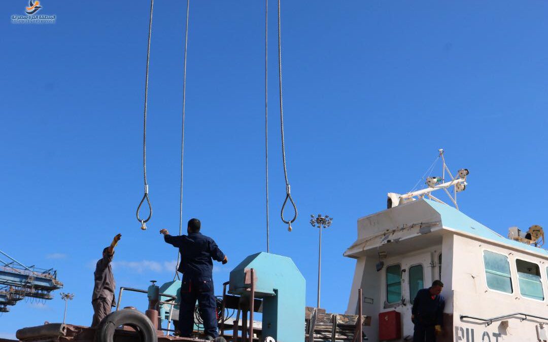 تواصل أعمال صيانة الزورق مرشد 18