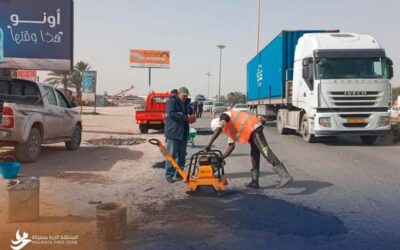 صيانة الطرق التابعة لديوان بلدية مصراتة أعمالها في شوارع المدينة