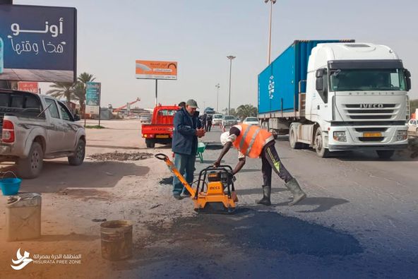 صيانة الطرق التابعة لديوان بلدية مصراتة أعمالها في شوارع المدينة