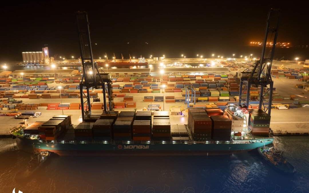 الخط الصيني Sea Legend يباشرا ولى  رحلاته بميناء المنطقة الحرة